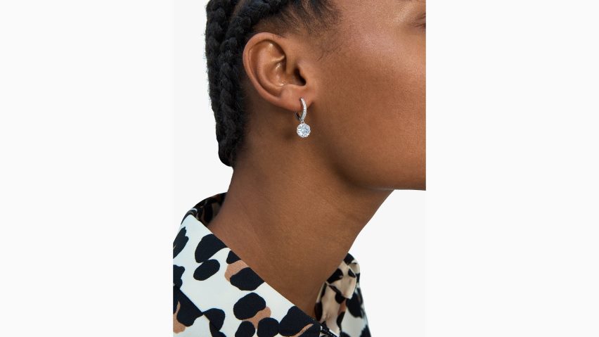 de Kate Spade Frauen Diese glitzernden Pavé-Mini-Creolen klassischer Sattel NB82J21095 Zubehör